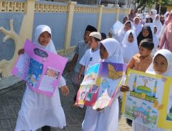 Murid SD Gelar Pawai dan Tebar Santunan 10 Muharram